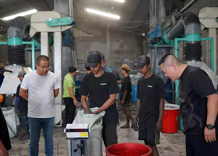 Dokładna wizyta klientów z Indonezji w fabryce węgla aktywowanego z łupin orzecha kokosowego: obserwacja siły produkcyjnej i szczerości współpracy